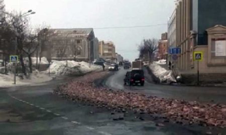 На улице российского города разбросали тонны отходов рыбного производства