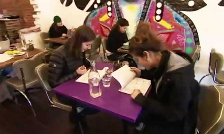 Феминистки прогорели: в Австралии закрылось кафе для женщин "Прекрасная Она"