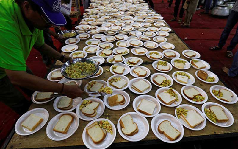 Благотворительная организация накормила бедняков деликатесным мясом перед постом
