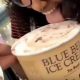 Работница магазина втайне пробовала мороженое, чем разгневала сети