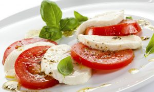 Греческий салат из помидоров и сыра моцарелла