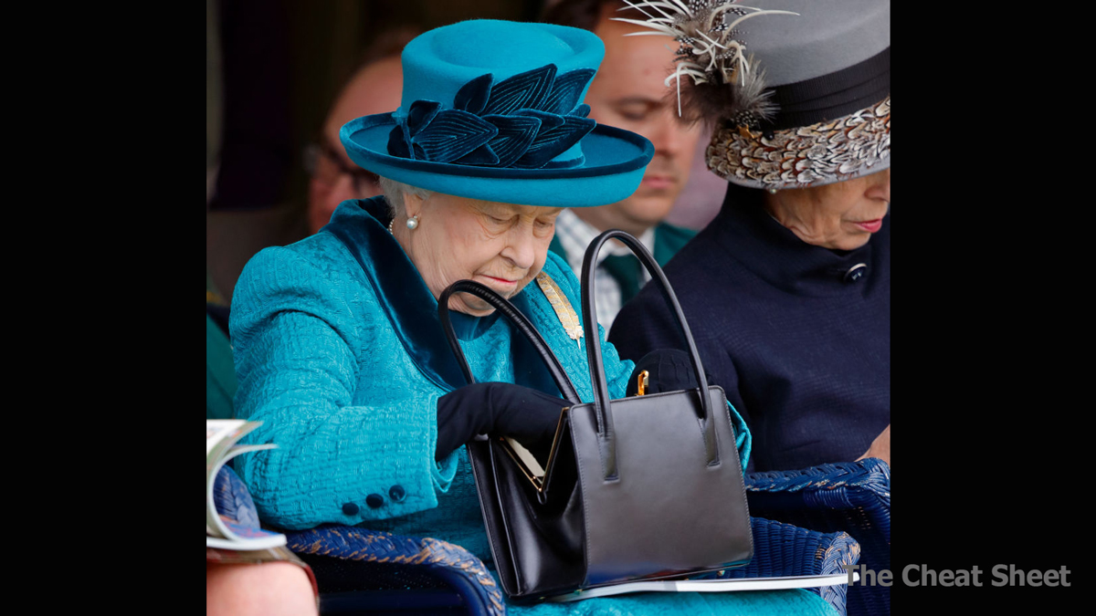 Елизавета II в своей сумочке носит кроссворды и мятные леденцы