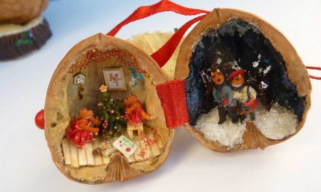 Мастерица-левша из Москвы создаёт новогодние миниатюры в скорлупках от орехов