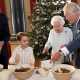 Принц Джордж вместе с прабабушкой приготовил рождественский пудинг