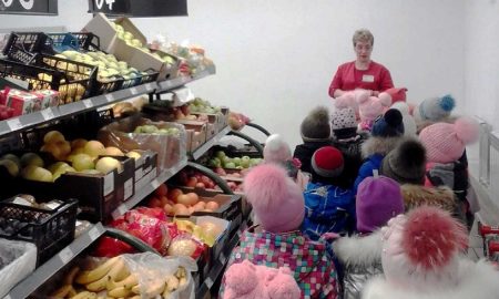 В городе Ржев детям устроили экскурсию по супермаркету и рассказали о профессии продавца