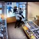 Владелец ювелирного магазина отбился от грабителей банками с соленьями