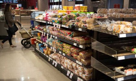 Хлебный отдел в супермаркете