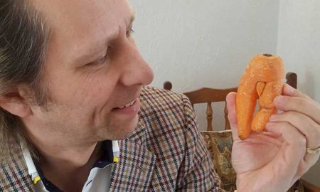 Мужчина купил морковь с необычной формой корнеплода