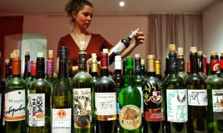 Коллекцию винных бутылок с автографами звёзд покажут в Петербурге
