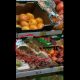 Сидящие на прилавке с фруктами в российском супермаркете крысы попали на видео