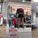 Хочу жрать: Женщина без маски запрыгнула на стол в KFC и требовала ее обслужить