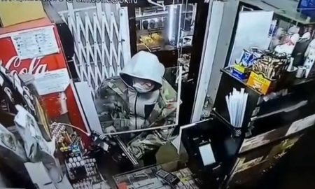 Продавщица кофейного киоска не испугалась вооруженного грабителя