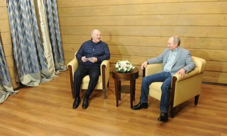 Лукашенко подарил Путину корзину с белорусскими хамоном и пармезаном