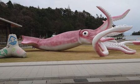 В японском городе установили гигантскую статую кальмара для привлечения туристов