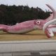 В японском городе установили гигантскую статую кальмара для привлечения туристов