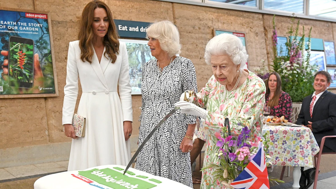 Елизавета II решила разрезать торт мечом на саммите G7