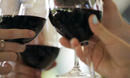 Вино, бокалы с вином