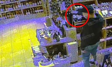 Немного поколебался и украл: камера сняла похищение виски за 100 тысяч в Москве