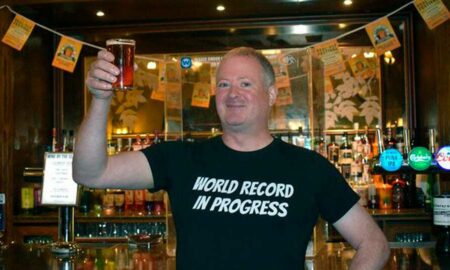 Был сложный «забег»: мужчина за день выпил в 50 пабах и попал в Книгу рекордов Гиннесса