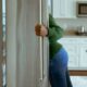 Женщина смотрит в холодильник