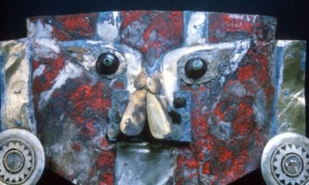 Древнюю золотую маску из Перу покрасили человеческой кровью