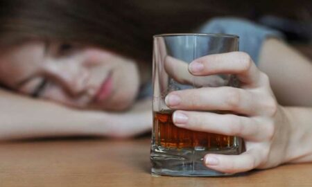 Женщина и бокал с алкогольным напитком, опьянение, алкоголизм