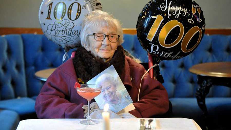 100-летняя британка считает основой ее долголетия хорошую еду и сон
