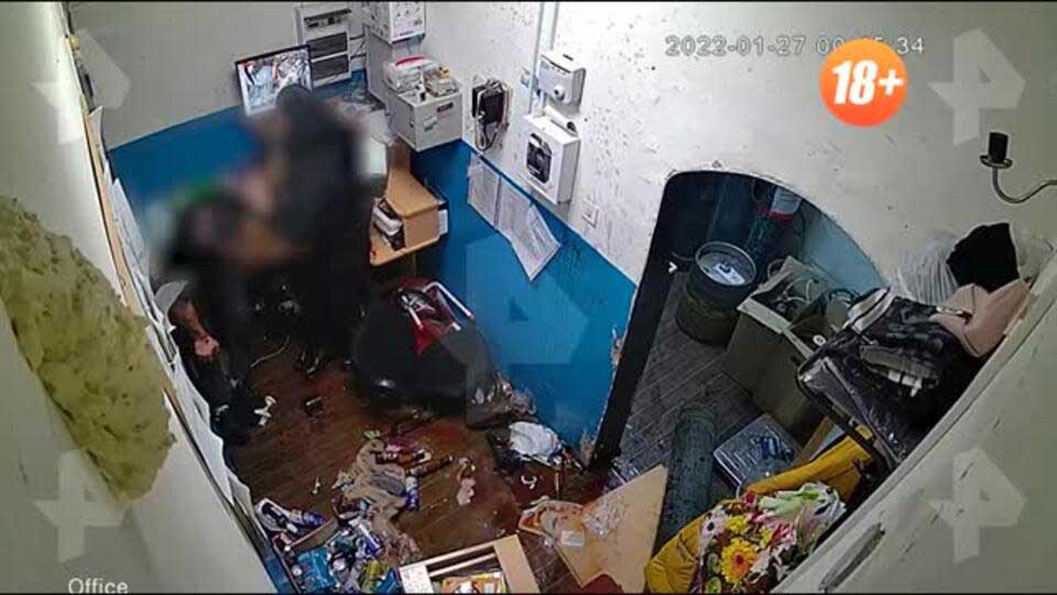 Мужчина с ножом напал на посетителей магазина из-за холодной шаурмы