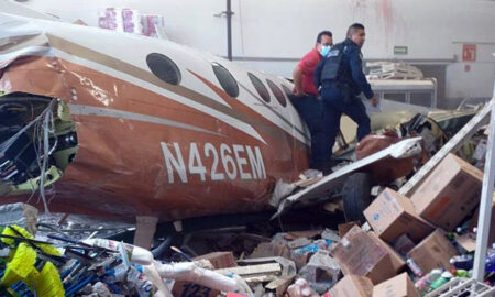 Три человека погибли при падении самолета на супермаркет в Мексике