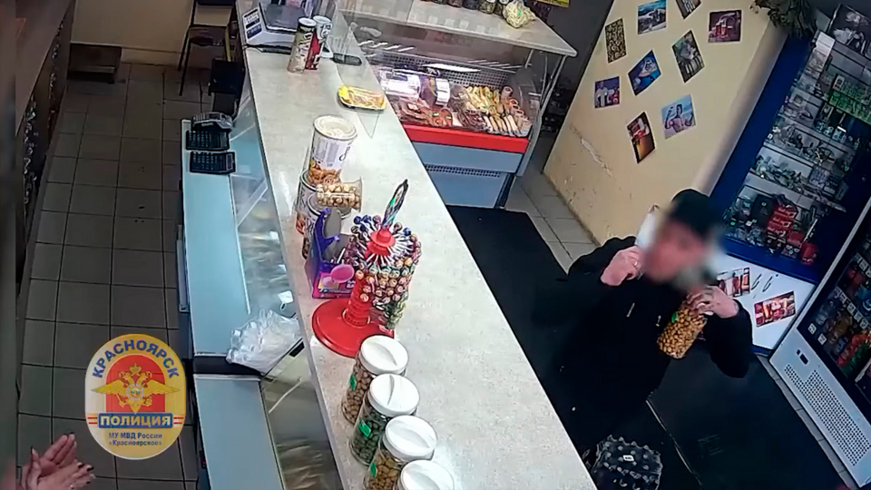 Грабители, угрожая ножом, вынесли из магазина деньги и арахис