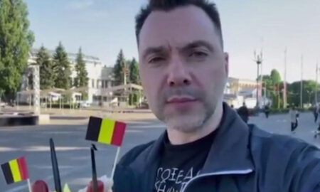 Помощник Зеленского на видео с сосисками и перепутал флаги ФРГ и Бельгии