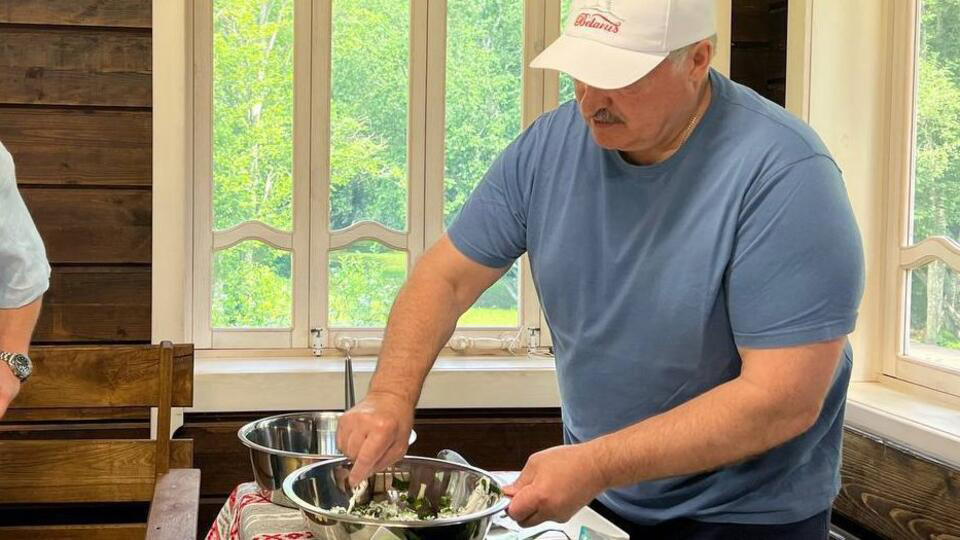 Лукашенко накормил российского космонавта своим фирменным салатом
