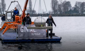В Швейцарии со дна озера украли стальной шар с 230 литрами джина