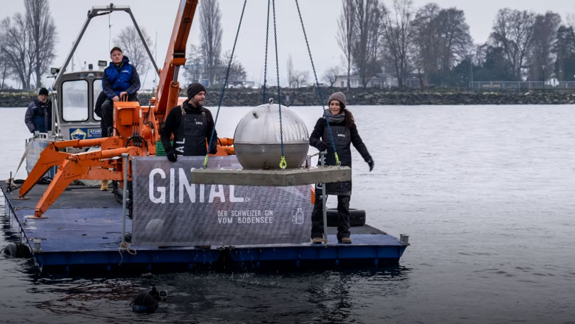 В Швейцарии со дна озера украли стальной шар с 230 литрами джина