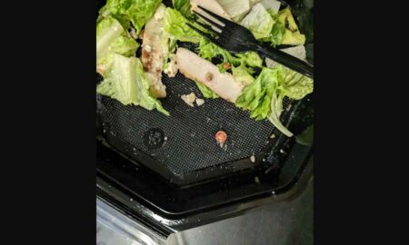 Пользовательница Reddit сделала заказ в ресторане и обнаружила в салате таблетку