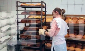 Пекут хлеб под обстрелами: Народный фронт помогает пекарне в Рубежном
