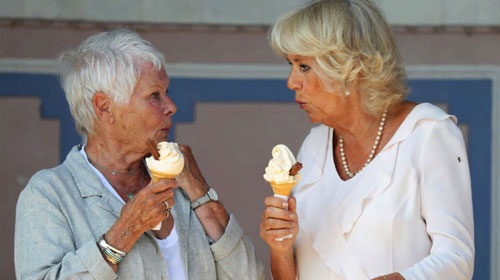Жена принца Чарльза и актриса Джуди Денч "попались" с мороженым