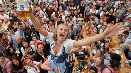 Горячие немки и официантки покоряют Oktoberfest