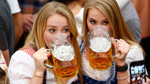 Горячие немки и официантки покоряют Oktoberfest