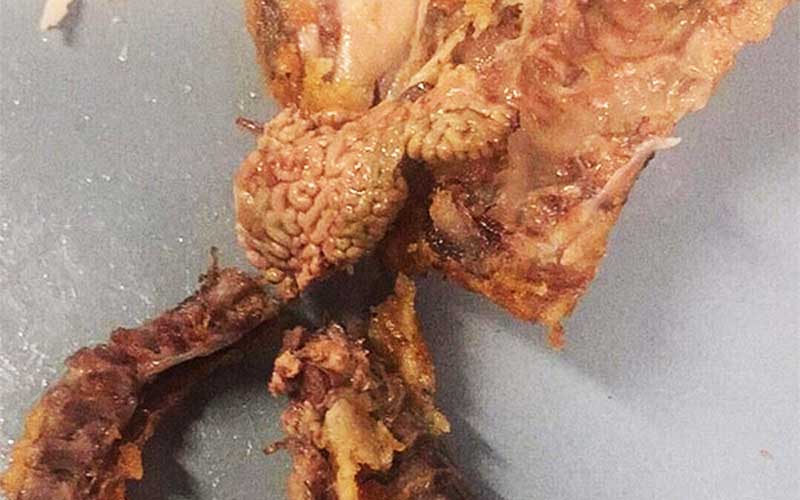 Посетительнице KFC обнаружила в куриных ножках «мозги»