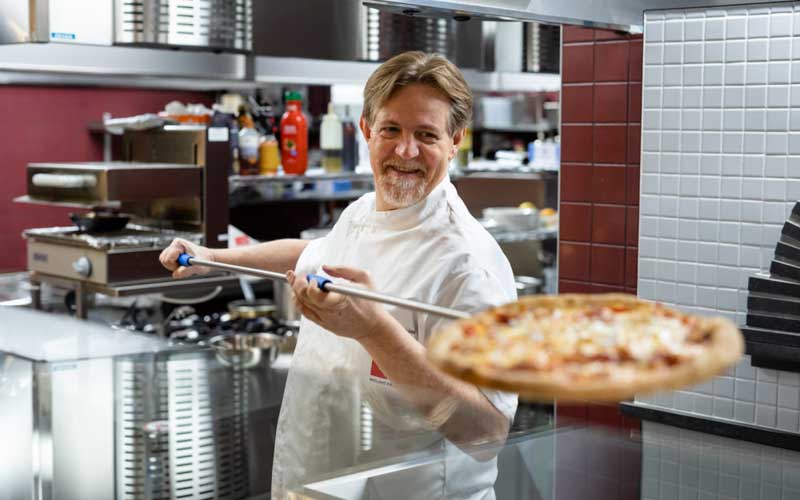 Алессандро Негрини — титулованный пиццайоло и тренер, обучающий поваров Da Vinci Pasta & Pizza мастерству приготовления пиццы