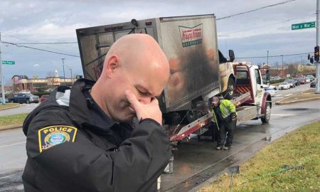 В США полицейские "расплакались" у сгоревшего грузовика с пончиками