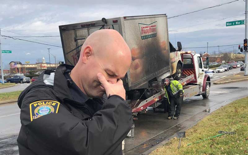 В США полицейские "расплакались" у сгоревшего грузовика с пончиками