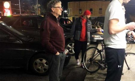 Билл Гейтс отстоял очередь в закусочную и стал героем сети