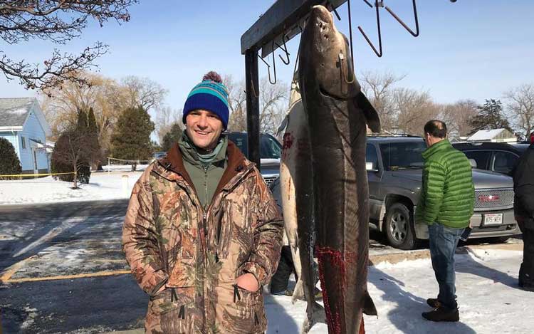 Американский рыбак поймал 130-летнего осётра весом 77-килограммов