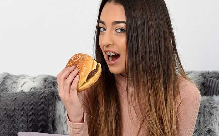 Из-за редкой болезни юная британка 14 лет питалась исключительно гамбургерами
