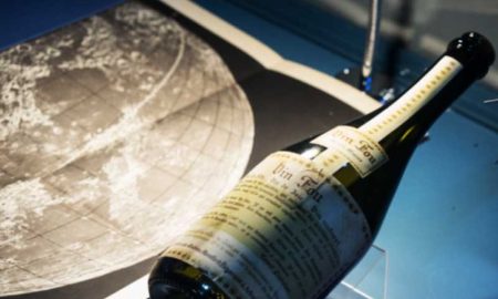 Коллекционная бутылка вина за "лунную победу" российских ученых