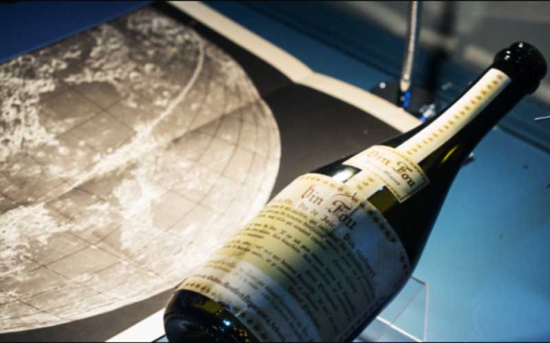 Коллекционная бутылка вина за "лунную победу" российских ученых