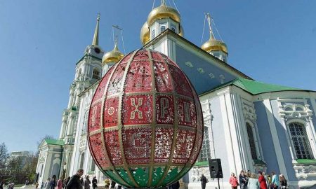 Пасхальное яйцо из металла высотой 4 метра установили в Тульском кремле