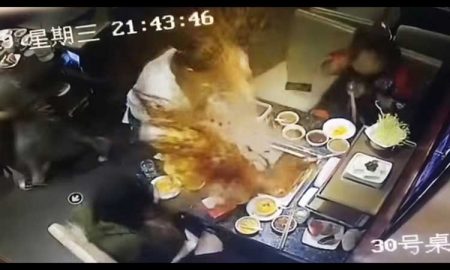 Китайскую официантку ошпарила кипятком после взрыва зажигалки